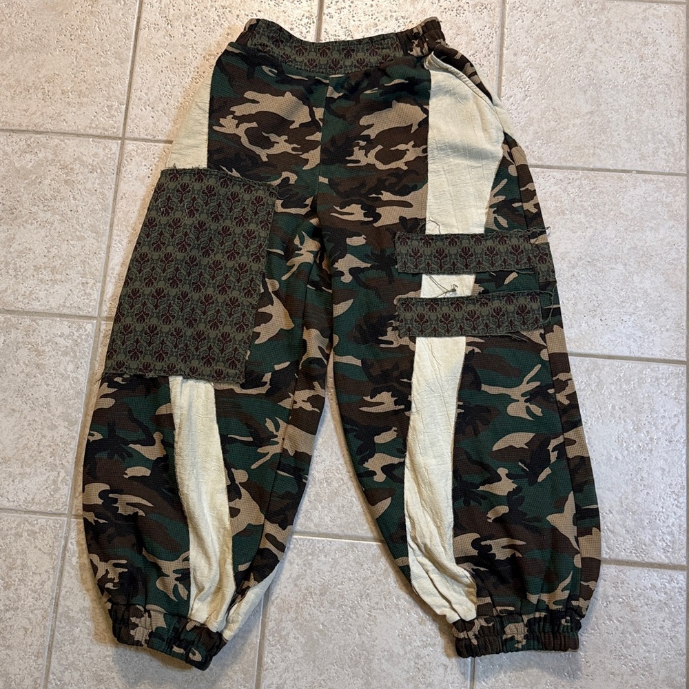 POL Camouflage Patchwork Pants Size Small - Picture 4 of 9